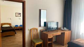 Гостиница Конаково Конаково Стандартный пятиместный двухкомнатный третьей категории-8